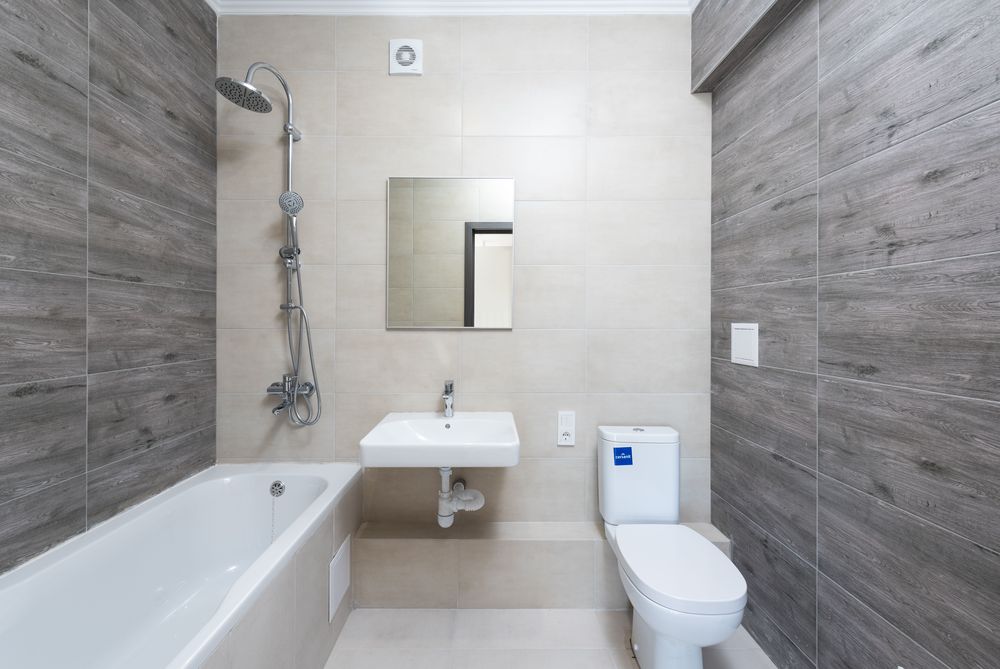 Salle de bains avec baignoire, lavabo et WC suspendu